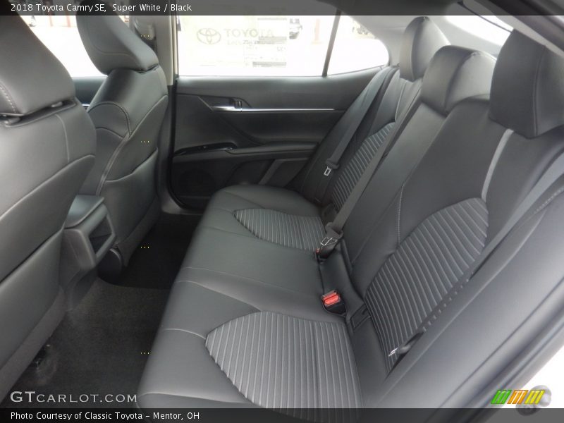 Super White / Black 2018 Toyota Camry SE