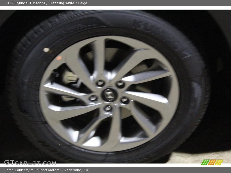 Dazzling White / Beige 2017 Hyundai Tucson SE