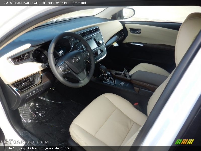 Blizzard White Pearl / Almond 2018 Toyota Avalon XLE