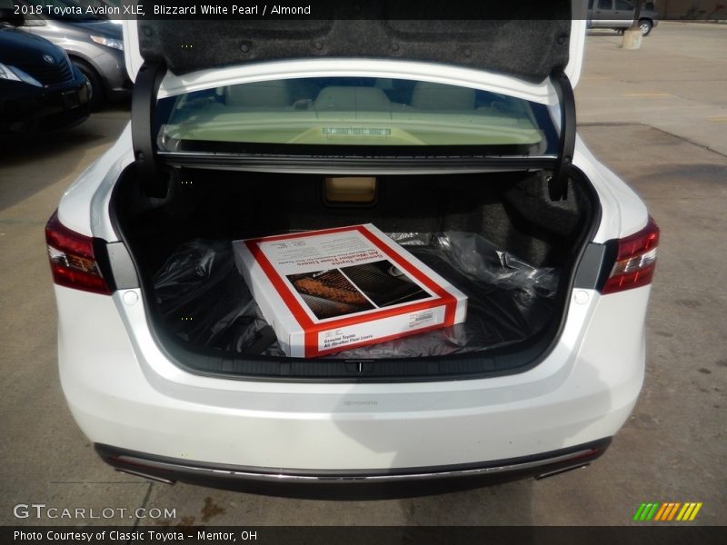 Blizzard White Pearl / Almond 2018 Toyota Avalon XLE