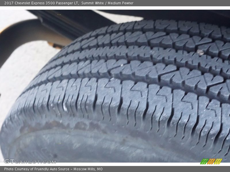 Summit White / Medium Pewter 2017 Chevrolet Express 3500 Passenger LT