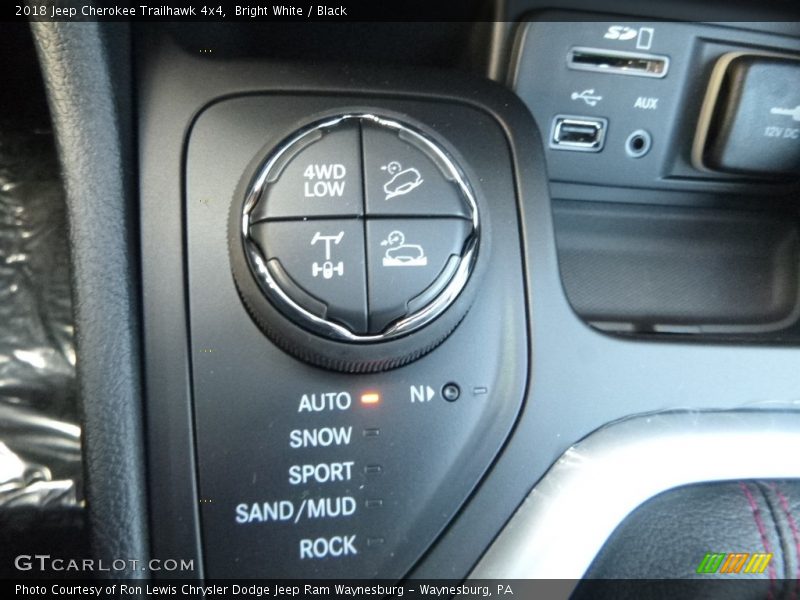 Bright White / Black 2018 Jeep Cherokee Trailhawk 4x4