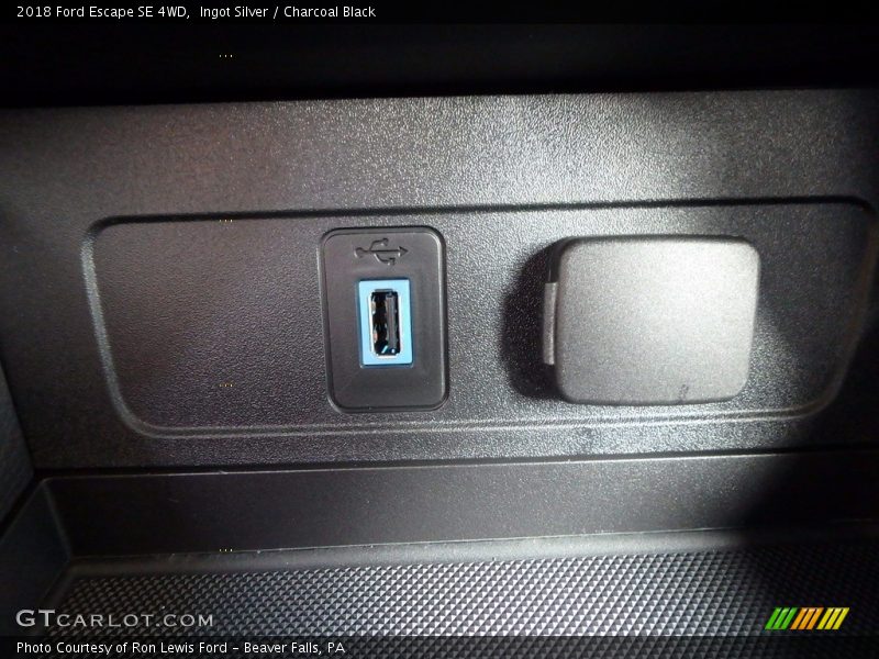 Ingot Silver / Charcoal Black 2018 Ford Escape SE 4WD