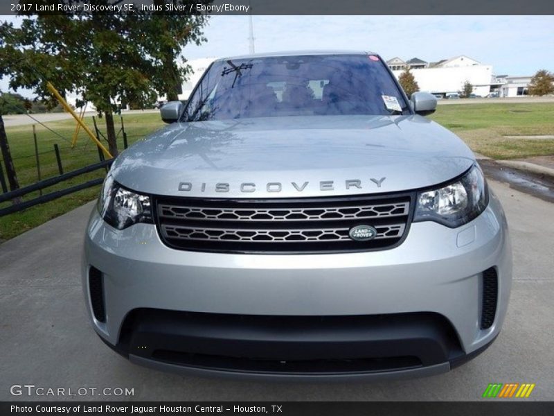 Indus Silver / Ebony/Ebony 2017 Land Rover Discovery SE