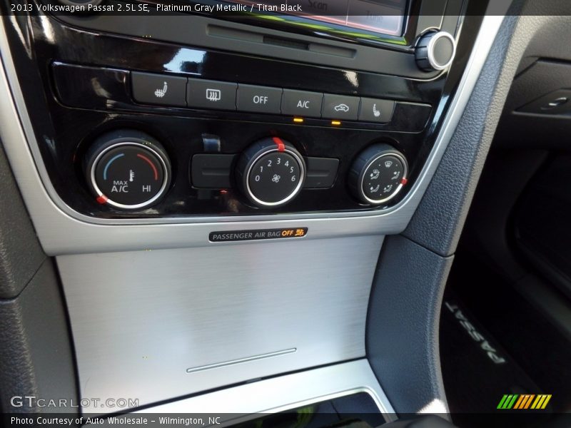 Platinum Gray Metallic / Titan Black 2013 Volkswagen Passat 2.5L SE