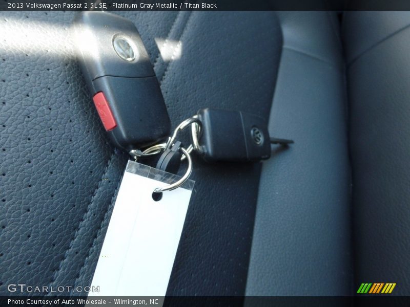 Platinum Gray Metallic / Titan Black 2013 Volkswagen Passat 2.5L SE