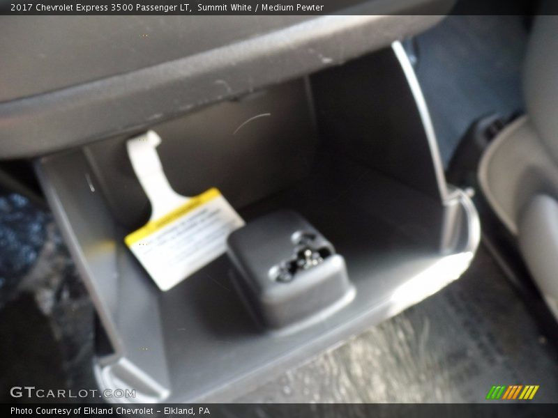 Summit White / Medium Pewter 2017 Chevrolet Express 3500 Passenger LT