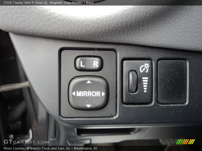Magnetic Gray Metallic / Black 2016 Toyota Yaris 5-Door LE