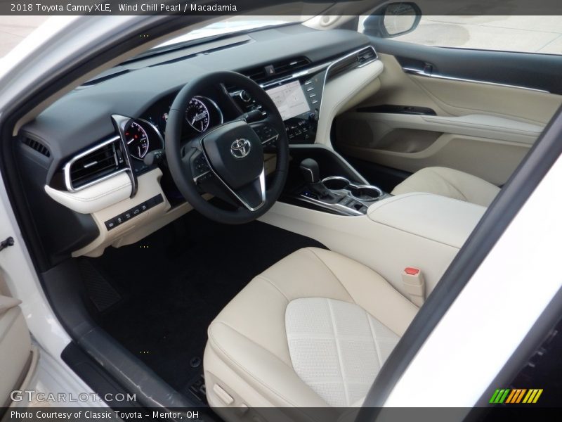 Wind Chill Pearl / Macadamia 2018 Toyota Camry XLE