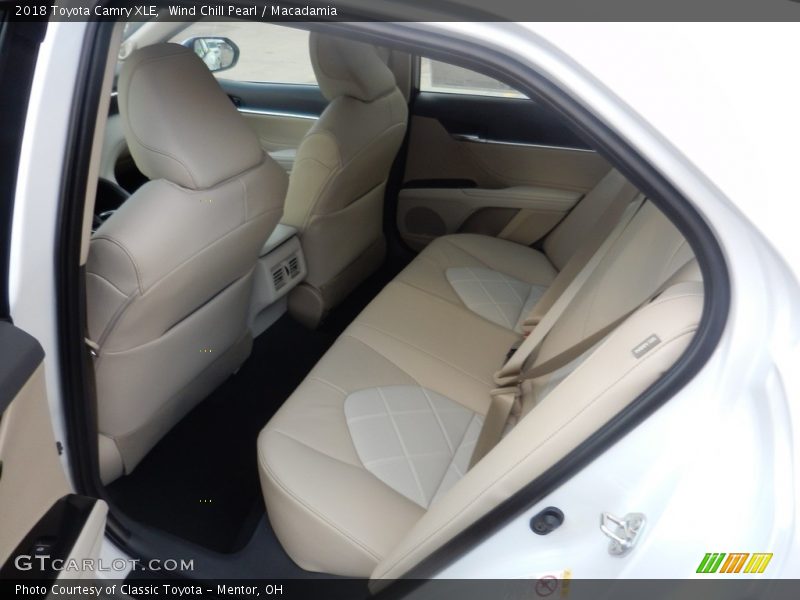 Wind Chill Pearl / Macadamia 2018 Toyota Camry XLE