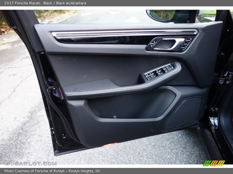 Door Panel of 2017 Macan 