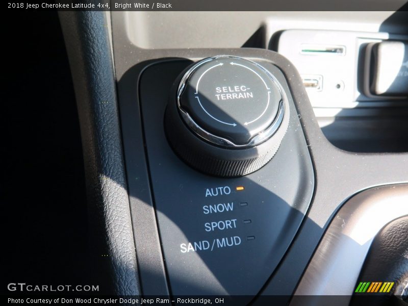 Bright White / Black 2018 Jeep Cherokee Latitude 4x4