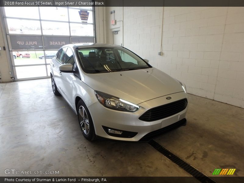 Ingot Silver / Charcoal Black 2018 Ford Focus SE Sedan
