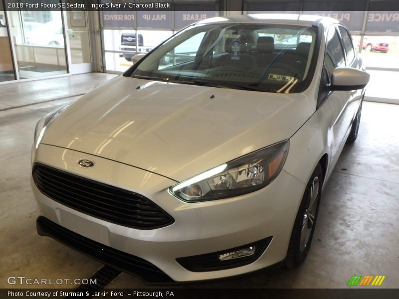 Ingot Silver / Charcoal Black 2018 Ford Focus SE Sedan