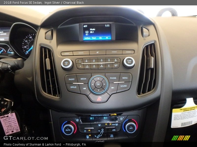 Ingot Silver / Charcoal Black 2018 Ford Focus SE Sedan