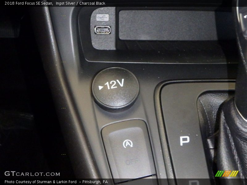 Ingot Silver / Charcoal Black 2018 Ford Focus SE Sedan