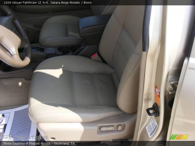 Sahara Beige Metallic / Blond 1999 Nissan Pathfinder LE 4x4