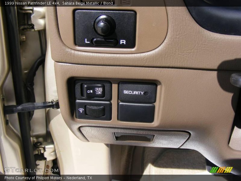 Sahara Beige Metallic / Blond 1999 Nissan Pathfinder LE 4x4