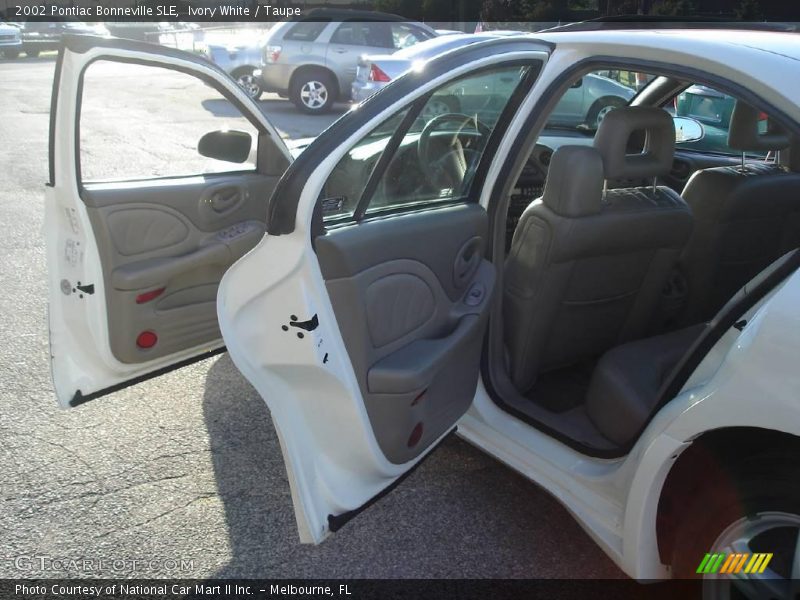 Ivory White / Taupe 2002 Pontiac Bonneville SLE