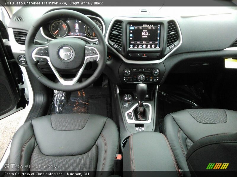 Bright White / Black 2018 Jeep Cherokee Trailhawk 4x4