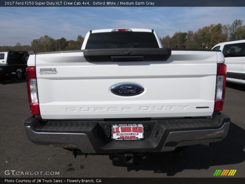 Oxford White / Medium Earth Gray 2017 Ford F250 Super Duty XLT Crew Cab 4x4