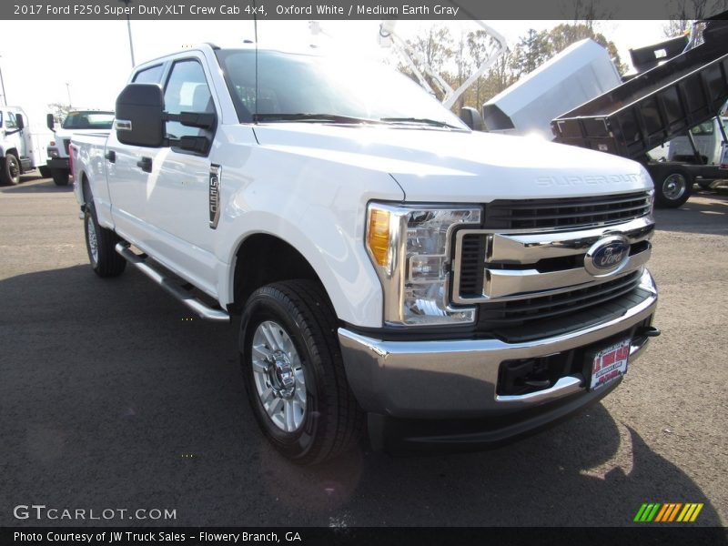 Oxford White / Medium Earth Gray 2017 Ford F250 Super Duty XLT Crew Cab 4x4