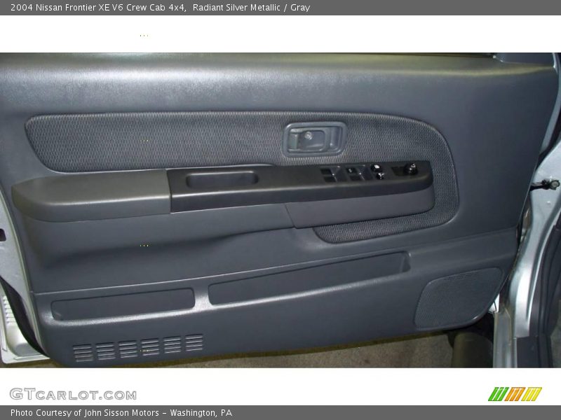 Radiant Silver Metallic / Gray 2004 Nissan Frontier XE V6 Crew Cab 4x4