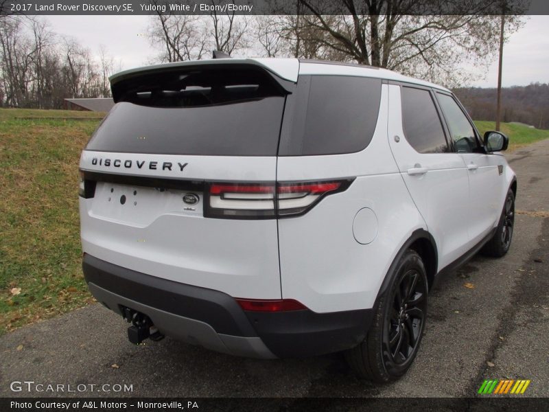 Yulong White / Ebony/Ebony 2017 Land Rover Discovery SE