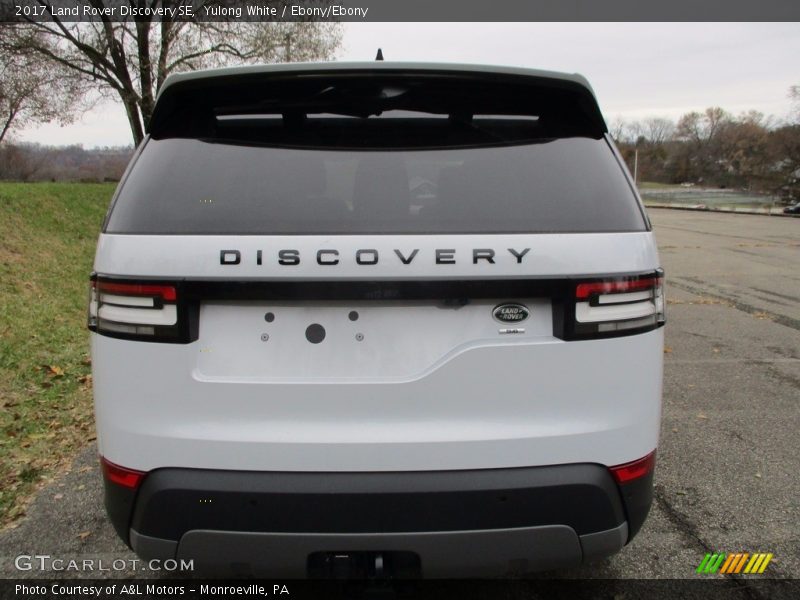 Yulong White / Ebony/Ebony 2017 Land Rover Discovery SE