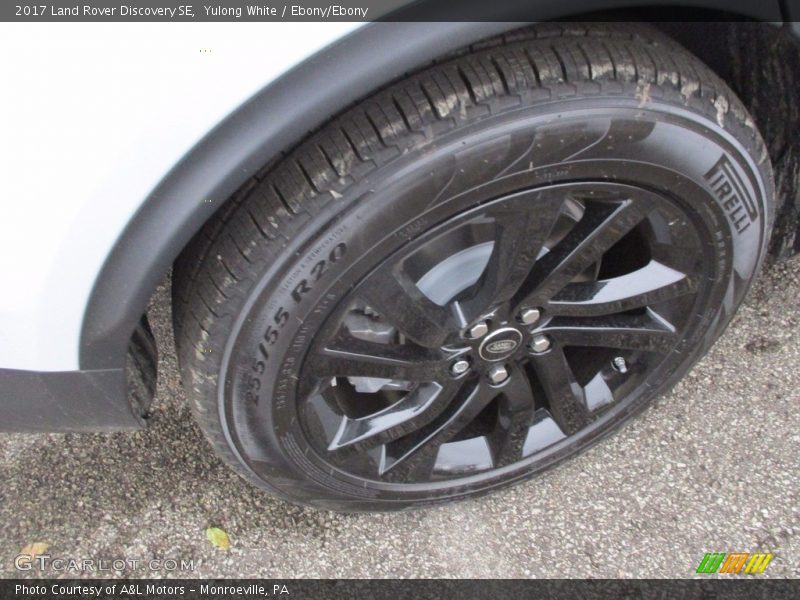 Yulong White / Ebony/Ebony 2017 Land Rover Discovery SE