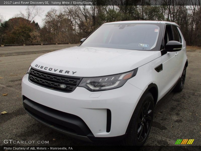 Yulong White / Ebony/Ebony 2017 Land Rover Discovery SE