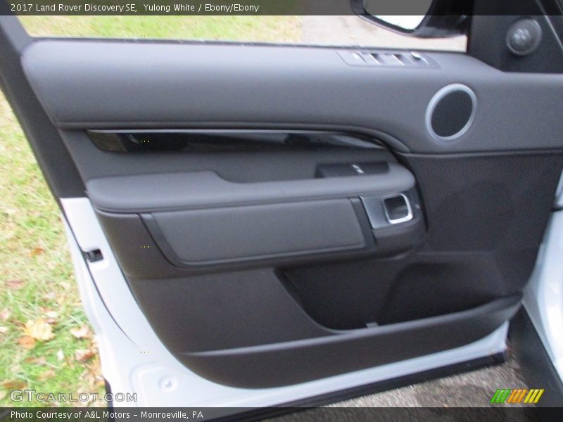 Yulong White / Ebony/Ebony 2017 Land Rover Discovery SE