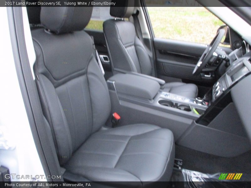 Yulong White / Ebony/Ebony 2017 Land Rover Discovery SE