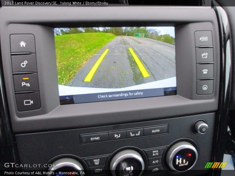 Yulong White / Ebony/Ebony 2017 Land Rover Discovery SE