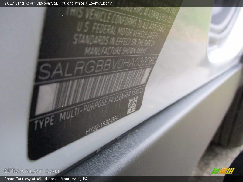 Yulong White / Ebony/Ebony 2017 Land Rover Discovery SE