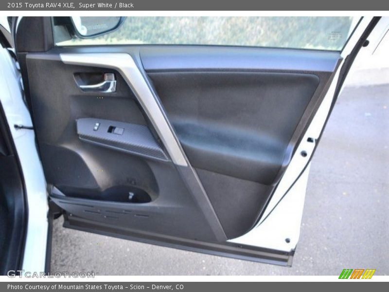 Super White / Black 2015 Toyota RAV4 XLE