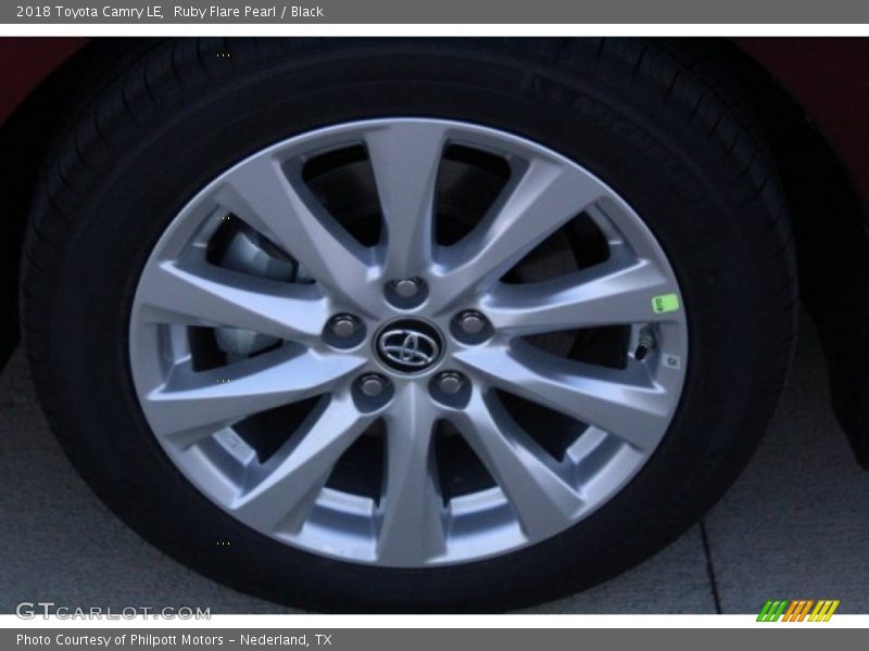 Ruby Flare Pearl / Black 2018 Toyota Camry LE