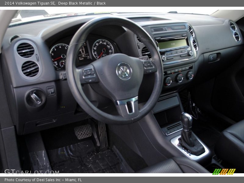 Deep Black Metallic / Black 2014 Volkswagen Tiguan SE