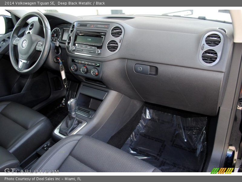 Deep Black Metallic / Black 2014 Volkswagen Tiguan SE