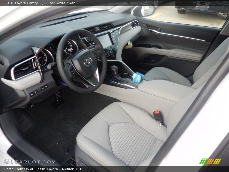 Super White / Ash 2018 Toyota Camry SE