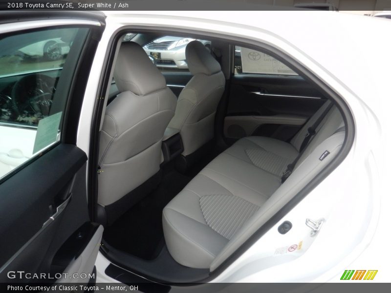 Super White / Ash 2018 Toyota Camry SE