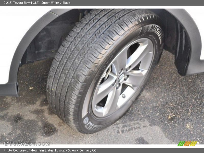 Super White / Black 2015 Toyota RAV4 XLE