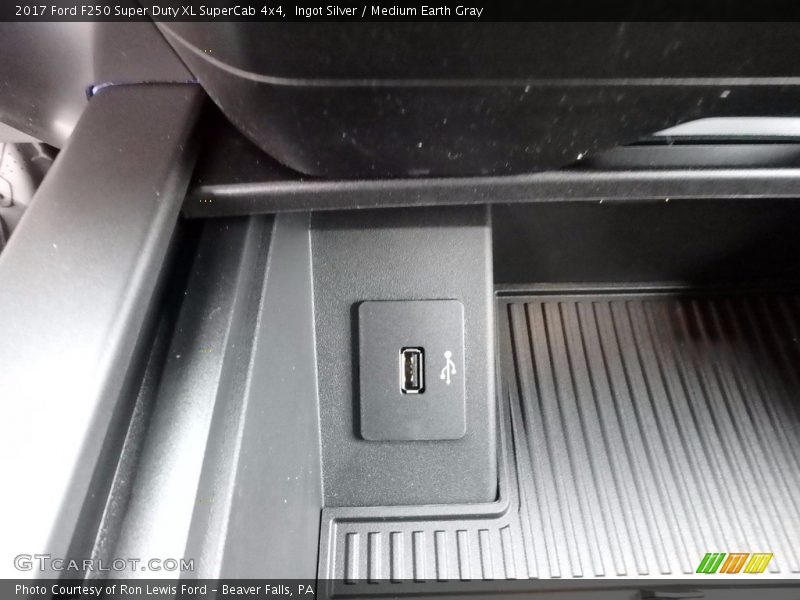 Ingot Silver / Medium Earth Gray 2017 Ford F250 Super Duty XL SuperCab 4x4