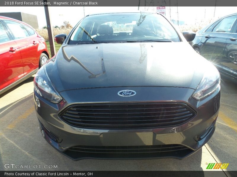 Magnetic / Charcoal Black 2018 Ford Focus SE Sedan