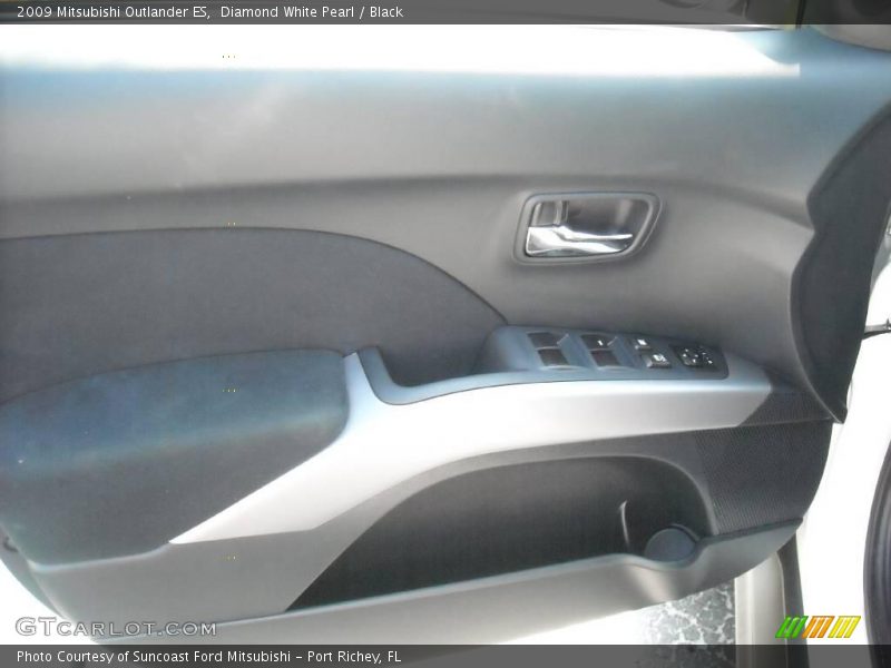 Diamond White Pearl / Black 2009 Mitsubishi Outlander ES