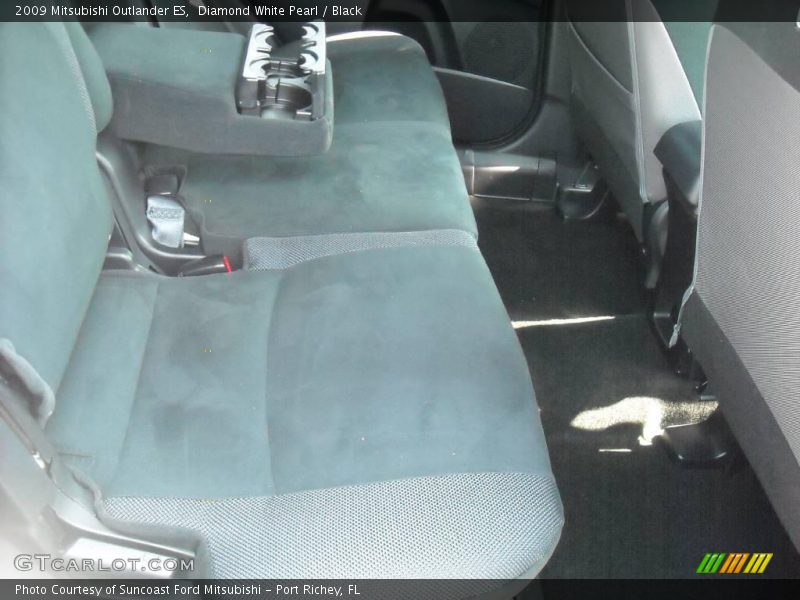 Diamond White Pearl / Black 2009 Mitsubishi Outlander ES