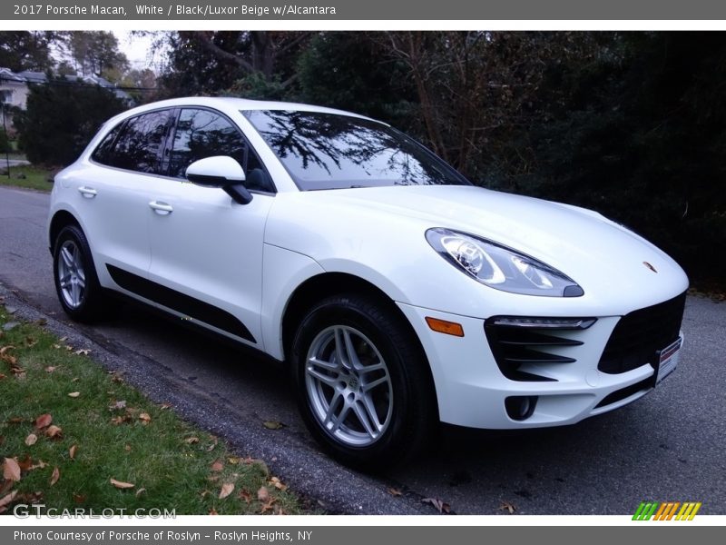 Front 3/4 View of 2017 Macan 