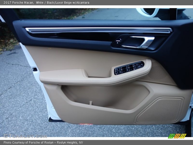 Door Panel of 2017 Macan 