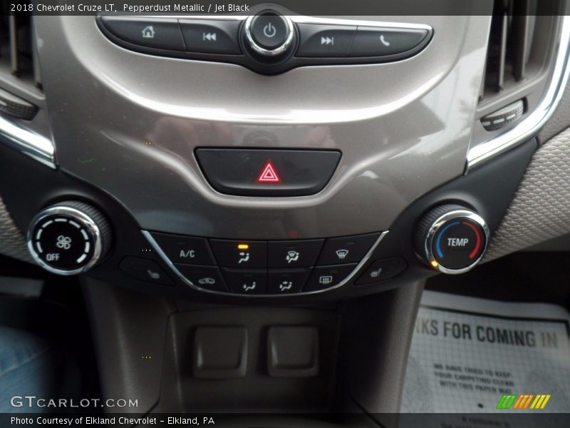 Pepperdust Metallic / Jet Black 2018 Chevrolet Cruze LT