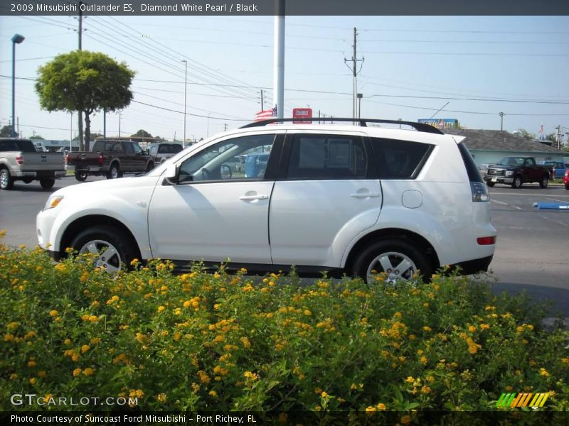 Diamond White Pearl / Black 2009 Mitsubishi Outlander ES